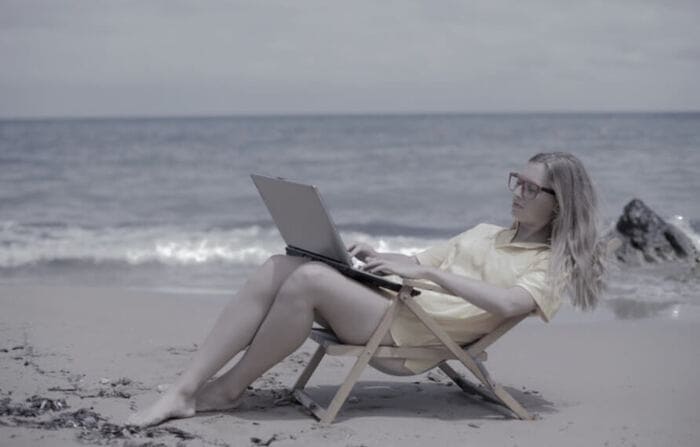mulher trabalhando da praia