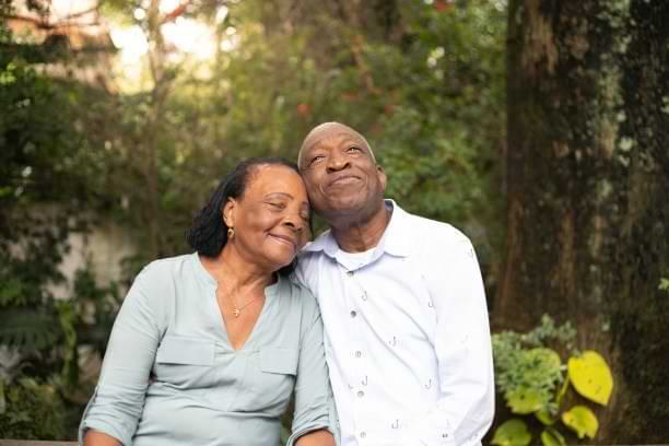 casal sênior sorrindo