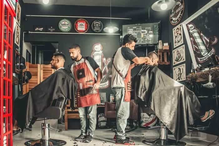 barbearia cheia de clientes