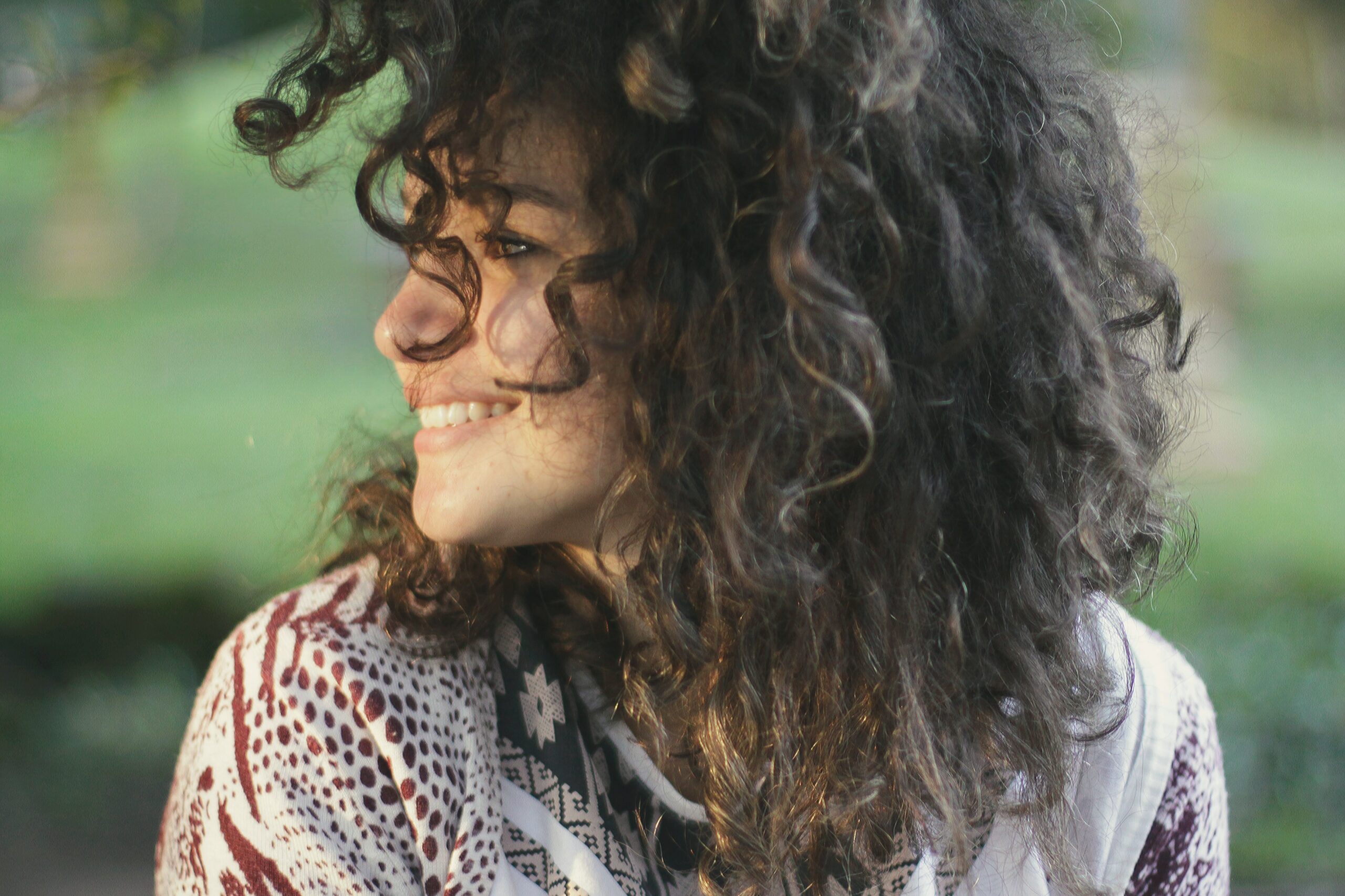 emprestimo-para-negativado-mulher-sorrindo