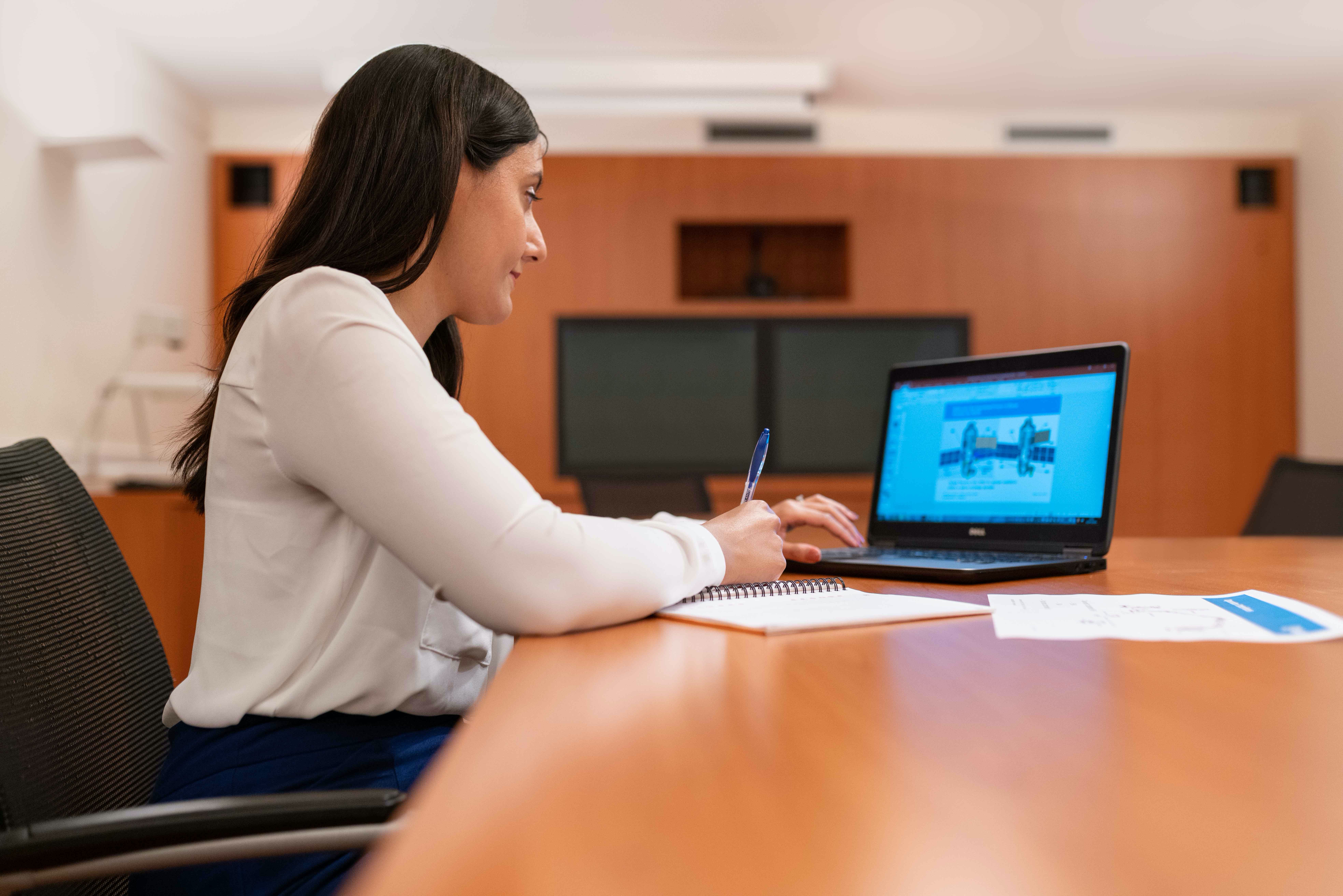 emprestimo-online-mulher-organizando-as-dividas