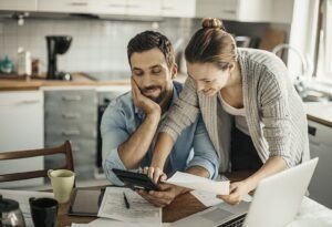 Casal organizando as finanças