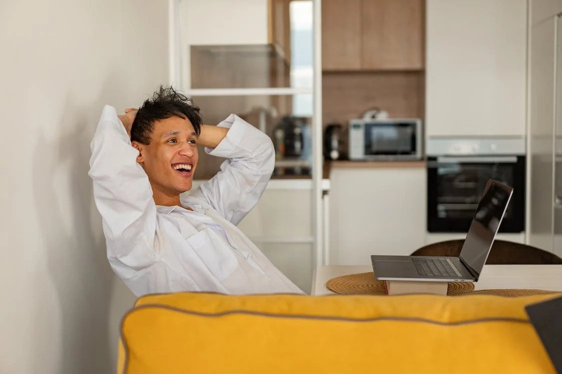 Homem feliz com empréstimo online confiável