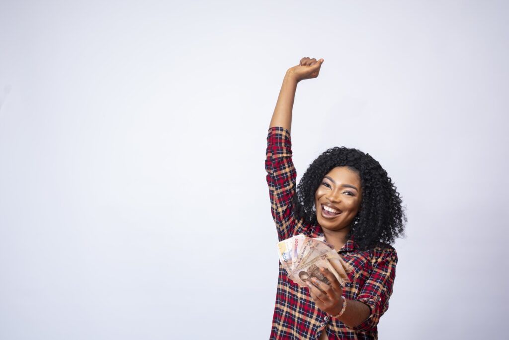 mulher muito feliz com dinheiro na mão