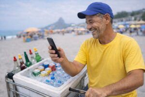 Pessoa usando celular para organizar dívidas e simular empréstimo para quitar dívidas