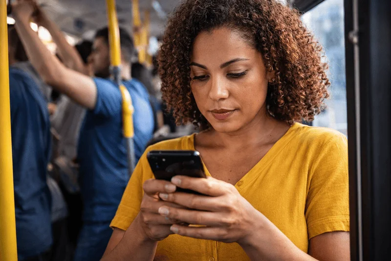 trabalhadora indo para a lida de transporte publico