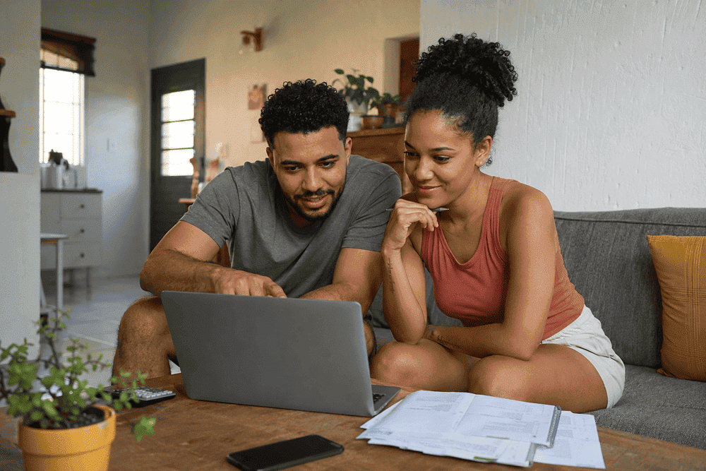 Casal renegociando dívidas online para sair do ciclo do endividamento