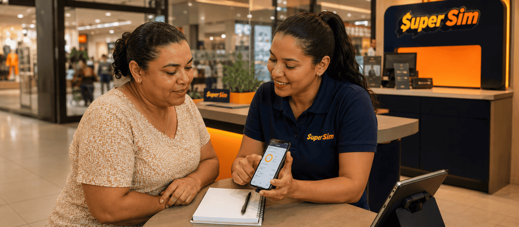 Consultoria financeira gratuita na Loja SuperSim: atendente orientando cliente sobre organização das contas