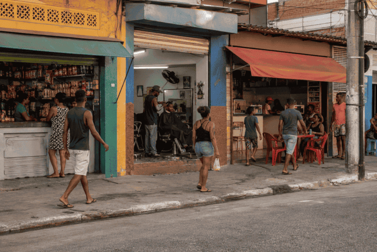 Rua de comércio de bairro com pequenos negócios locais lado a lado