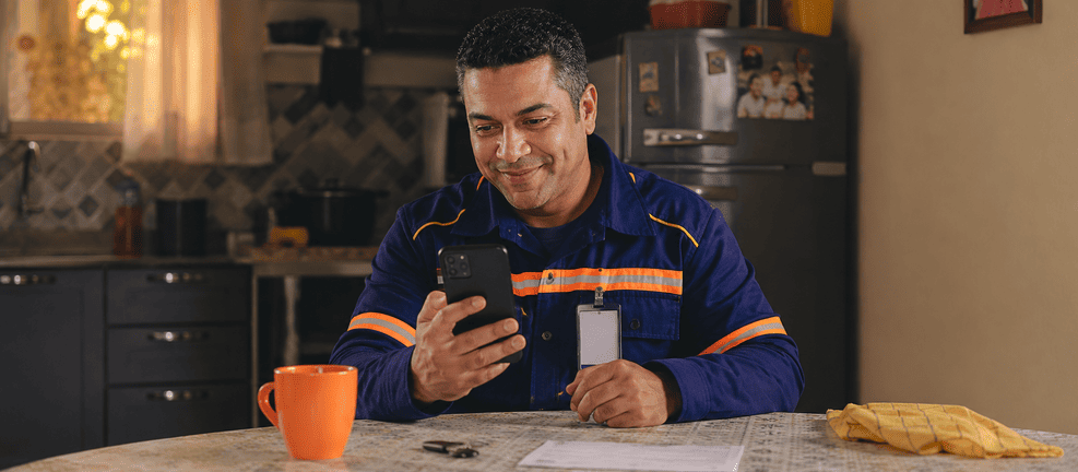 Trabalhador com carteira assinada confere no celular quem tem direito ao abono salarial em 2026