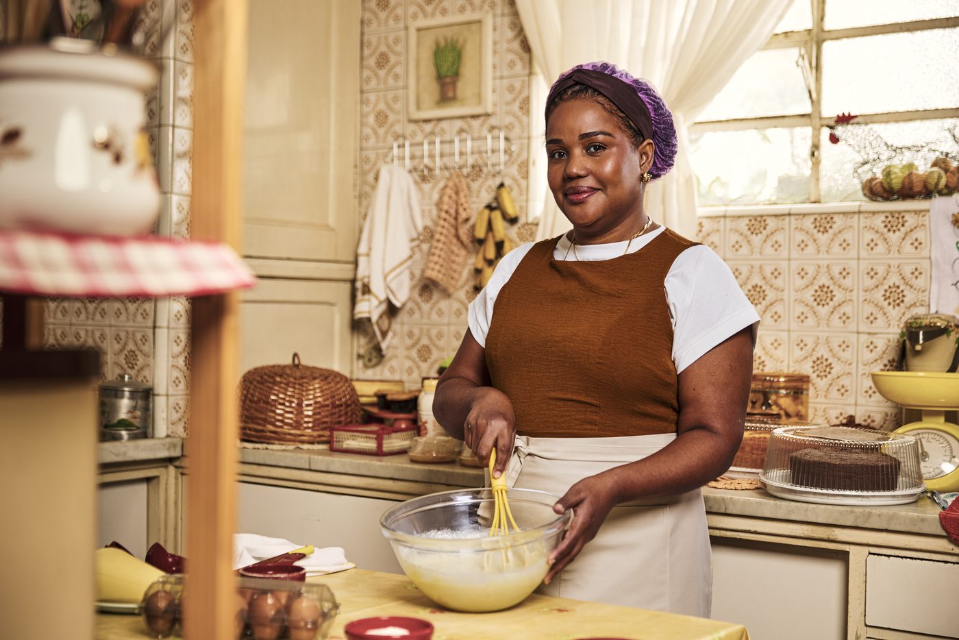 Sandra batendo a massa do bolo na cozinha