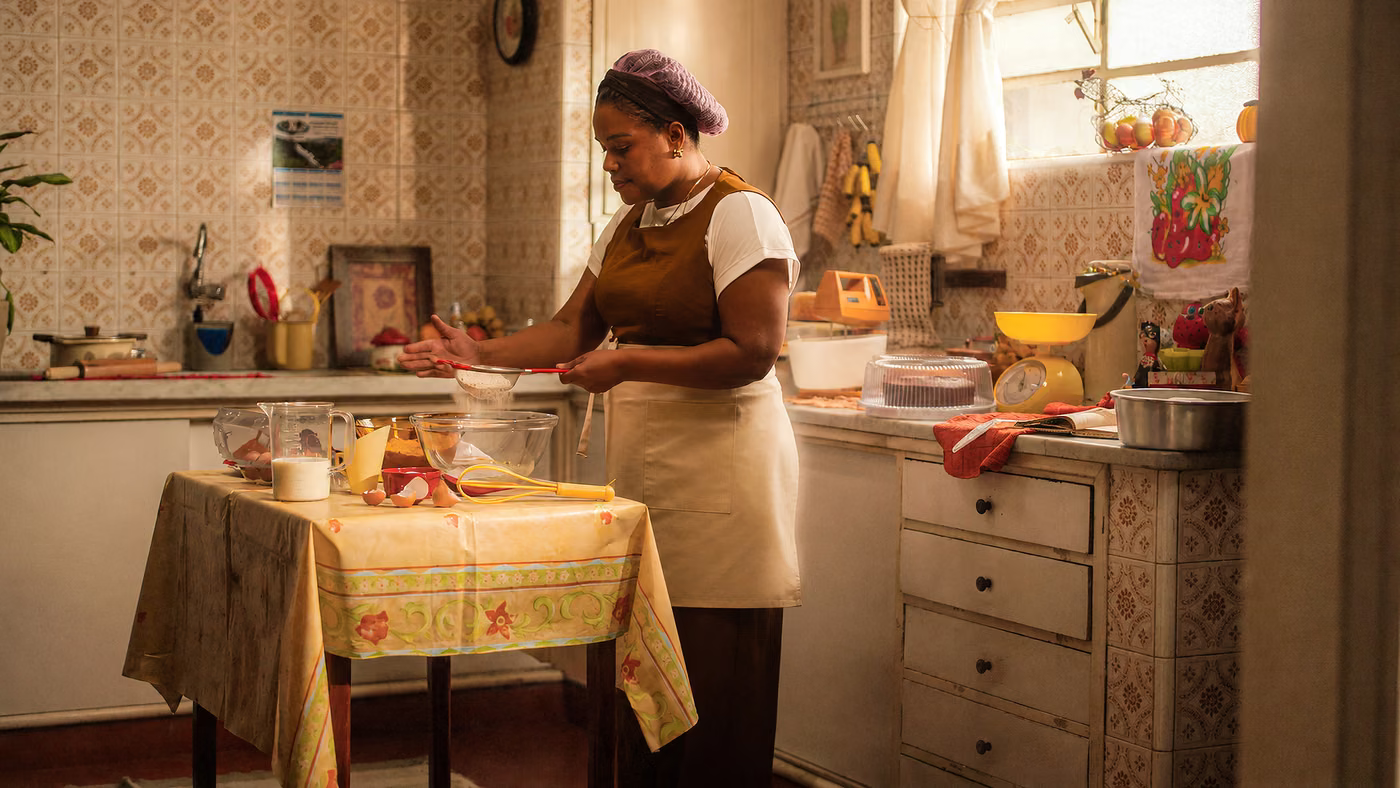 Sandra trabalhando na cozinha da própria casa