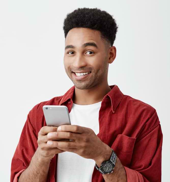 Imagem de um celular com um contrato ao lado